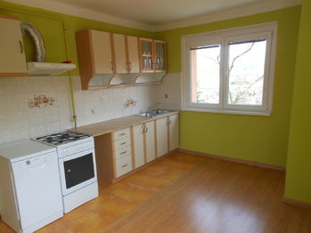 Celkový pohled na kuchyňskou linku - Prodej bytu 2+1 v osobním vlastnictví 50 m², Příbram