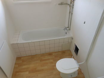 Koupelna s vanou a wc - Prodej bytu 2+1 v osobním vlastnictví 50 m², Příbram