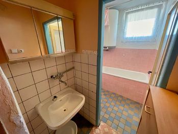 Koupelna s WC - Prodej bytu 2+1 v osobním vlastnictví 49 m², Volyně