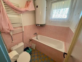 Koupelna s WC - Prodej bytu 2+1 v osobním vlastnictví 49 m², Volyně