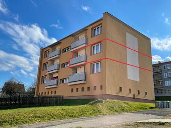 Pohled na dům s označením bytu - Prodej bytu 2+1 v osobním vlastnictví 49 m², Volyně