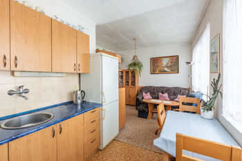Kuchyně a obývací pokoj - Prodej bytu 2+kk v osobním vlastnictví 40 m², Plaňany