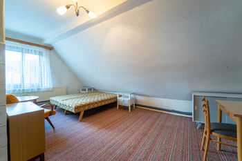 Jeden z pokojů v patře - Prodej domu 306 m², Harrachov