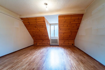 Další z pokojů v patře - Prodej domu 306 m², Harrachov