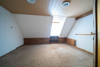 Další z pokojů v patře - Prodej domu 306 m², Harrachov