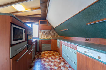 Obývací pokoj s kuchyňským koutem v patře - Prodej domu 306 m², Harrachov
