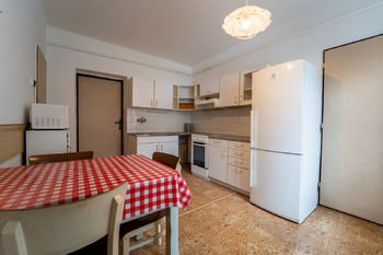 Kuchyně v jihozápadní části domu (přízemí) - Prodej domu 306 m², Harrachov