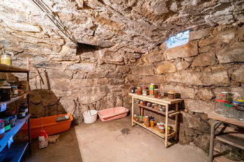 Kamenný sklep se vstupem pod schodištěm do patra - Prodej domu 306 m², Harrachov