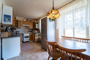 Kuchyně s jídelní částí v severovýchodní části domu (přízemí) - Prodej domu 306 m², Harrachov