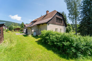 Pohled na dům ze západní strany - Prodej domu 306 m², Harrachov