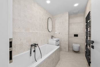 Horní koupelna s vanou - Prodej bytu 4+kk v osobním vlastnictví 115 m², České Budějovice