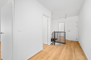 Chodba v patře, na konci chodby je technická místnost - Prodej bytu 4+kk v osobním vlastnictví 115 m², České Budějovice