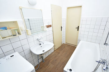Koupelna v přízemí.  - Prodej domu 125 m², Jirny