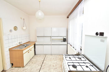 Samostatná kuchyně v přízemí se vstupem do koupelny.  - Prodej domu 125 m², Jirny