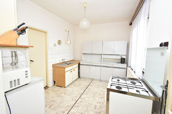 Samostatná kuchyně v přízemí se vstupem do koupelny.  - Prodej domu 125 m², Jirny