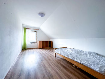 1. patro - obytná místnost po rekonstrukci - Prodej domu 100 m², Myštice