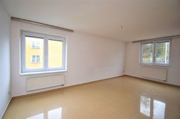 Obývací pokoj - Prodej bytu 3+1 v osobním vlastnictví 68 m², Horní Vltavice