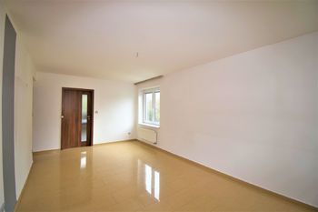 Obývací pokoj - Prodej bytu 3+1 v osobním vlastnictví 68 m², Horní Vltavice
