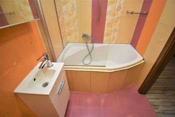 Koupelna s WC - Prodej bytu 3+1 v osobním vlastnictví 68 m², Horní Vltavice