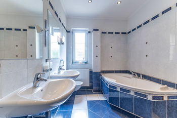 ve velké koupelně je vana i sprchový kout - Prodej domu 220 m², Velké Přítočno