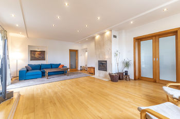 obývací pokoj má více než 40 metrů čtverečních - Prodej domu 220 m², Velké Přítočno