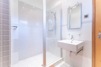 druhá koupelna spojená s ložnicí v přízemí - Prodej domu 220 m², Velké Přítočno