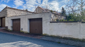dvě garáže na konci zahrady - přímý vjezd z boční ulice - Prodej domu 220 m², Velké Přítočno