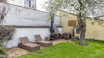 posezení v zahradě pod rozkvetlou hruškou - Prodej domu 220 m², Velké Přítočno