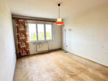 Obývací pokoj - Prodej bytu 3+1 v osobním vlastnictví 78 m², Praha 10 - Strašnice