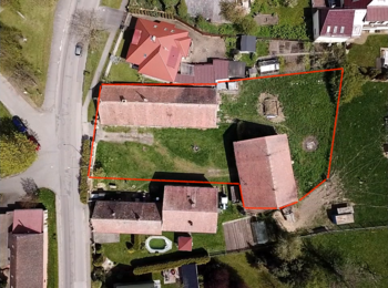 letecký pohled s obrysem  prodávaných nemovitostí - Prodej domu 184 m², Jezbořice