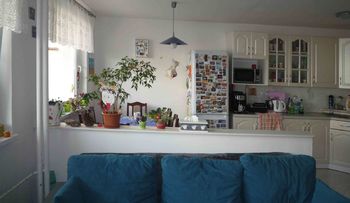 Obývací pokoj je spojený s kuchyní, - Prodej bytu 3+1 v osobním vlastnictví 66 m², Rakovník