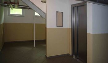 osvětlení vnitřních prostor, kamery - Prodej bytu 3+1 v osobním vlastnictví 66 m², Rakovník