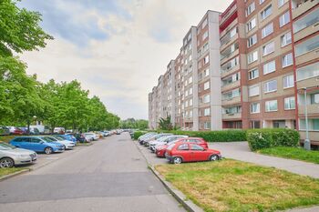 ulice Ovčí hájek - parkoviště - Prodej bytu 2+kk v osobním vlastnictví 45 m², Praha 5 - Stodůlky