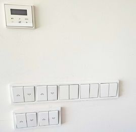 Osazení vypínačů, termostatu a ovládání venk. žaluzií.  - Prodej domu 211 m², Horoměřice