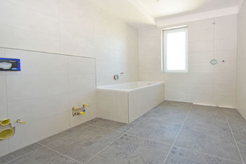Koupelna u hlavní ložnice v 2. NP. - Prodej domu 211 m², Horoměřice
