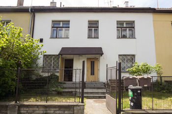 pohled z ulice - Prodej domu 180 m², Praha 4 - Kamýk