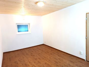 šatna nebo pracovna - Prodej domu 115 m², Pnětluky
