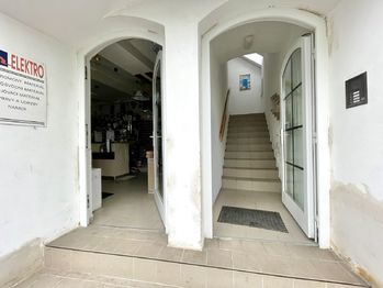Vchod vlevo do obchodu, vpravo vchod na schodiště do 2.NP - kanceláře - Prodej domu 310 m², Strakonice