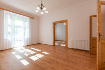 Pokoj se vstupem na balkon - Pronájem bytu 3+1 v osobním vlastnictví 96 m², Praha 8 - Karlín 