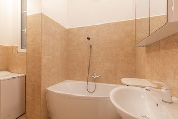 Koupelna - Pronájem bytu 3+1 v osobním vlastnictví 96 m², Praha 8 - Karlín