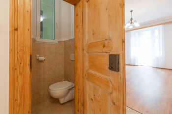 Toaleta - Pronájem bytu 3+1 v osobním vlastnictví 96 m², Praha 8 - Karlín