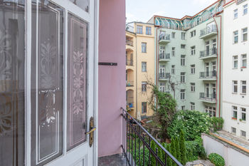Výhled do vnitrobloku - Pronájem bytu 3+1 v osobním vlastnictví 96 m², Praha 8 - Karlín