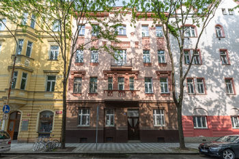 Pohled na dům - Pronájem bytu 3+1 v osobním vlastnictví 96 m², Praha 8 - Karlín