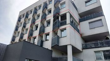 celkový pohled na dům - Prodej bytu 3+kk v osobním vlastnictví 61 m², Praha 10 - Hostivař