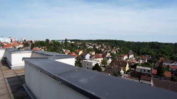 pohled ze společné střešní terasy směrem k lesoparku - Prodej bytu 3+kk v osobním vlastnictví 61 m², Praha 10 - Hostivař