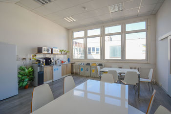 kuchyň s jídelnou - Pronájem kancelářských prostor 321 m², Pardubice