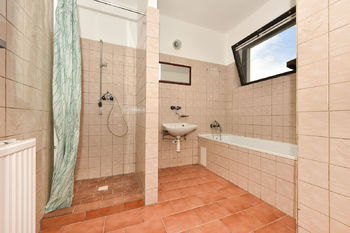 Koupelna přízemí - Prodej domu 153 m², Oselce