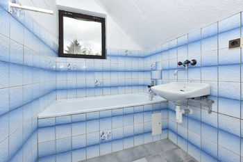 Koupelna v patře - Prodej domu 153 m², Oselce