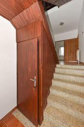 Schody do suterénu - Prodej domu 153 m², Oselce