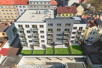 dům z venku - Prodej bytu 3+kk v osobním vlastnictví 104 m², Plzeň 